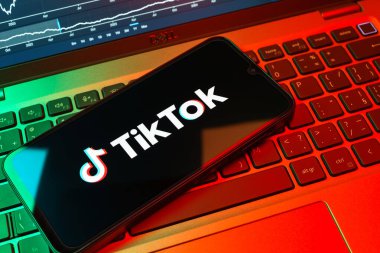 Prag, Çek Cumhuriyeti - 08 18 2025: Klavyede bir cep telefonu TikTok logosunu gösterir. TikTok kısa, yaratıcı ve viral video platformu.