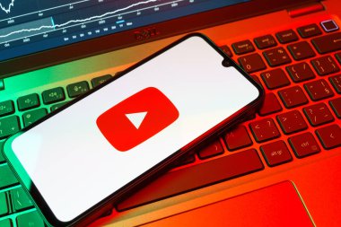 Prag, Çek Cumhuriyeti - 08 18 2025: Klavyede bir cep telefonu Youtube logosu sergiler. Youtube dünya çapında videoları izlemek ve paylaşmak için bir platform.