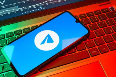 Prag, Çek Cumhuriyeti - 08 18 2025: Klavyede bir cep telefonu Telegram logosunu görüntüler. Telgraf hızlı ve güvenli iletiler için bir uygulamadır.