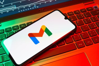 Prag, Çek Cumhuriyeti - 08 18 2025: Bir klavyede bir cep telefonu Google Gmail logosunu görüntüler. Google Gmail, mesaj göndermek ve almak için kullanılan bir e-posta servisidir..