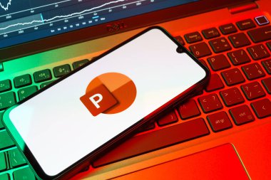 Prag, Çek Cumhuriyeti - 08 18 2025: Klavyede bir cep telefonu Powerpoint logosu sergiler. Powerpoint sunumlar ve slayt gösterileri oluşturmak için bir yazılımdır..