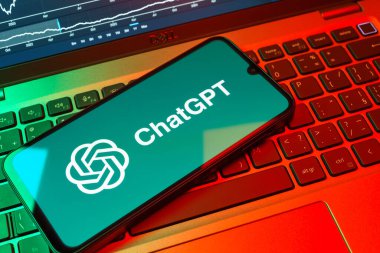 Prag, Çek Cumhuriyeti - 08 18 2025: Klavyede bir cep telefonu ChatGPT logosu sergiler. ChatGPT metin üretmek ve soruları cevaplamak için bir yapay zeka sohbet robotudur..