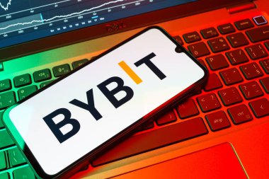 Prag, Çek Cumhuriyeti - 08 18 2025: Klavyede bir cep telefonu Bybit logosunu gösterir. Bybit şifreli para ve türev ticareti için bir platformdur.