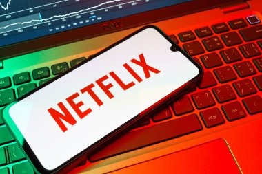 Prag, Çek Cumhuriyeti - 08 18 2025: Klavyede bir cep telefonu Netflix logosunu gösterir. Netflix sinema ve televizyon programları için bir yayın platformudur..