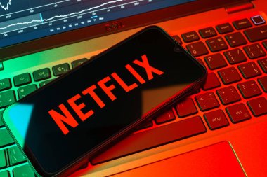 Prag, Çek Cumhuriyeti - 08 18 2025: Klavyede bir cep telefonu Netflix logosunu gösterir. Netflix sinema ve televizyon programları için bir yayın platformudur..