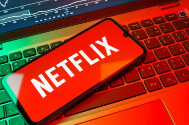 Prag, Çek Cumhuriyeti - 08 18 2025: Klavyede bir cep telefonu Netflix logosunu gösterir. Netflix sinema ve televizyon programları için bir yayın platformudur..