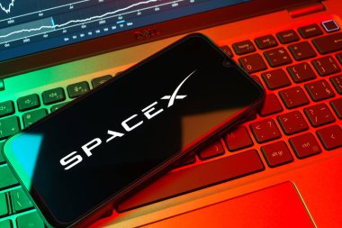 Prag, Çek Cumhuriyeti - 08 18 2025: Klavyede bir cep telefonu SpaceX logosu sergiler. SpaceX uzay keşfi ve roket fırlatmaları için özel bir şirkettir..