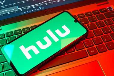 Prag, Çek Cumhuriyeti - 08 18 2025: Klavyede bir cep telefonu Hulu logosu sergiler. Hulu TV şovları, filmler ve canlı TV için bir yayın platformu..