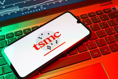 Prag, Çek Cumhuriyeti - 08 18 2025: Klavyede bir cep telefonu TSMC logosu sergiler. TSMC, teknoloji şirketleri için yarı iletken dökümhane üretim çipleri..