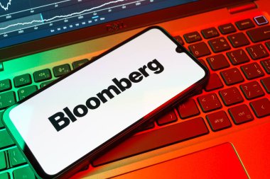 Prag, Çek Cumhuriyeti - 08 18 2025: Klavyede bir cep telefonu Bloomberg logosunu gösteriyor. Bloomberg finansal haberler, veriler ve analizler sağlayan bir şirkettir..