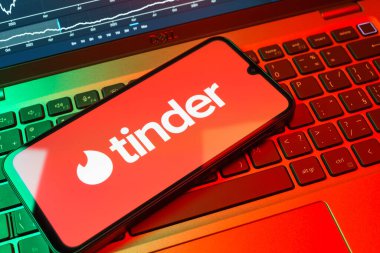 Prag, Çek Cumhuriyeti - 08 18 2025: Tinder logosu klavyede bir cep telefonunda görülüyor. Tinder insanları eşleştirmek ve bağlamak için bir randevu uygulaması.