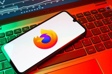 Prag, Çek Cumhuriyeti - 08 18 2025: Klavyede bir cep telefonu Firefox logosu sergiler. Firefox hızlı ve güvenli internet taraması için bir web tarayıcısıdır.