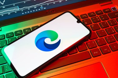 Prag, Çek Cumhuriyeti - 08 18 2025: Klavyede Edge logosunu gösteren bir cep telefonu. Edge, Microsoft tarafından Windows aygıtları için geliştirilen bir web tarayıcısıdır..