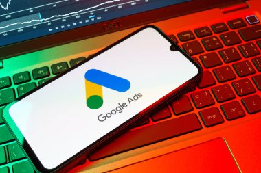 Prag, Çek Cumhuriyeti - 08 18 2025: Bir klavyede bir cep telefonu Google Ads logosu görüntüler. Google Reklamları, çevrimiçi reklamlar yaratmak ve yönetmek için bir platformdur.