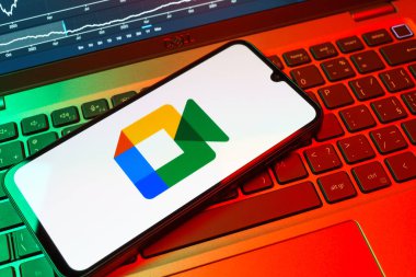 Prag, Çek Cumhuriyeti - 08 18 2025: Google Meet logosunu gösteren bir cep telefonu. Google Meet video toplantıları ve çevrimiçi işbirliği için bir platformdur.