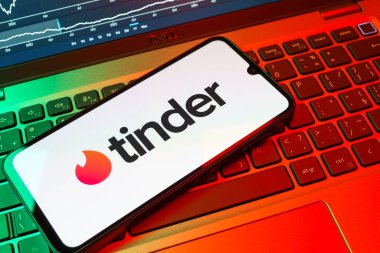 Prag, Çek Cumhuriyeti - 08 18 2025: Tinder logosu klavyede bir cep telefonunda görülüyor. Tinder insanları eşleştirmek ve bağlamak için bir randevu uygulaması.