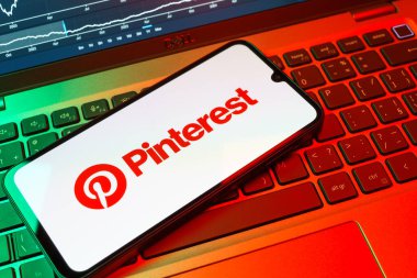 Prag, Çek Cumhuriyeti - 08 18 2025: Klavyede bir cep telefonu Pinterest logosunu gösteriyor. Pinterest fikirleri görsel olarak keşfetmek ve kaydetmek için bir platformdur..