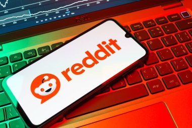 Prag, Çek Cumhuriyeti - 08 18 2025: Klavyede bir cep telefonu Reddit logosu sergiler. Reddit tartışma, haber ve toplum içeriği için bir platformdur.