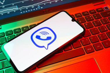 Prag, Çek Cumhuriyeti - 08 18 2025: Klavyede Viber logosu gösteren bir cep telefonu. Viber aramalar, mesajlar ve medya paylaşımı için bir mesajlaşma uygulamasıdır.