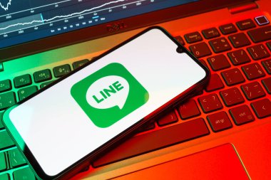 Prag, Çek Cumhuriyeti - 08 18 2025: Klavyede bir cep telefonu Hattı logosunu gösterir. Line aramalar, mesajlar ve çokluortam paylaşımı için bir mesajlaşma uygulamasıdır.