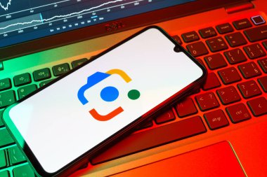 Prag, Çek Cumhuriyeti - 08 18 2025: Klavyede bir cep telefonu Google Lens logosunu görüntüler. Google Lens, resimlerdeki görsel arama ve bilgi için kullanılan bir araçtır..