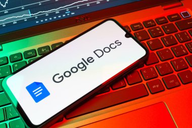 Prag, Çek Cumhuriyeti - 08 18 2025: Google Docs logosunu gösteren bir cep telefonu. Google Docs metin belgeleri oluşturmak ve düzenlemek için bir platformdur.