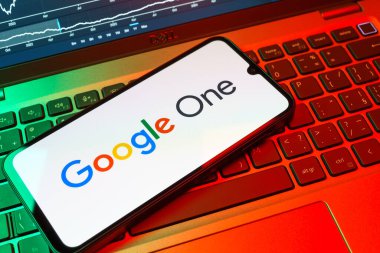Prag, Çek Cumhuriyeti - 08 18 2025: Bir klavyede bir cep telefonu Google One logosu görüntüler. Google 1 bulut depolama ve abonelik hizmetleri için bir platformdur.