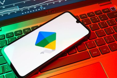 Prag, Çek Cumhuriyeti - 08 18 2025: Google Family Link logosunu gösteren bir cep telefonu. Google Family Link ebeveyn denetimi ve çocuk hesabı yönetimi için bir platformdur.