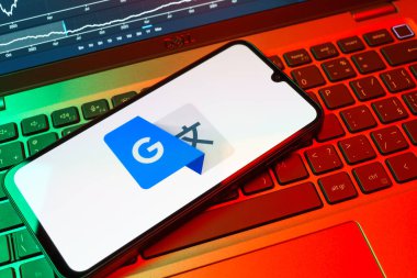 Prag, Çek Cumhuriyeti - 08 18 2025: Bir klavyede bir cep telefonu Google Translate logosunu görüntüler. Google Çevirisi metni ve konuşmayı diller arası çevirmek için bir platformdur..