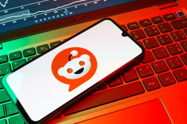 Prag, Çek Cumhuriyeti - 08 18 2025: Klavyede bir cep telefonu Reddit logosu sergiler. Reddit tartışma, haber ve toplum içeriği için bir platformdur.