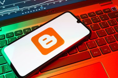 Prag, Çek Cumhuriyeti - 08 18 2025: Klavyede bir cep telefonu Blogger logosunu gösterir. Blogger blog oluşturma ve yayınlama için bir platformdur.