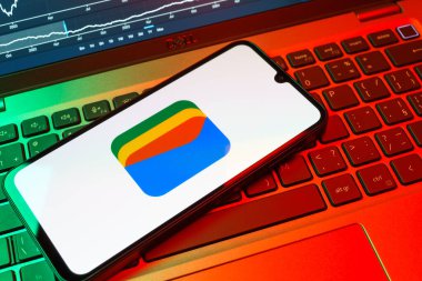 Prag, Çek Cumhuriyeti - 08 18 2025: Bir klavyede bir cep telefonu Google Cüzdan logosunu görüntüler. Google Cüzdanı dijital ödeme yöntemlerini depolamak ve kullanmak için bir platformdur.