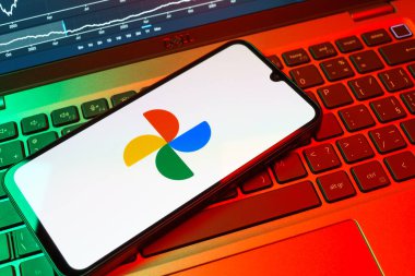 Prag, Çek Cumhuriyeti - 08 18 2025: Bir klavyede bir cep telefonu Google Photos logosunu görüntüler. Google Fotoğrafları fotoğraf ve videoları saklamak ve düzenlemek için bir platformdur.