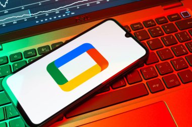 Prag, Çek Cumhuriyeti - 08 18 2025: Bir klavyede bir cep telefonu Google TV logosu görüntüler. Google TV film, program ve uygulamalar için bir platformdur..