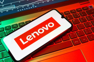 Prag, Çek Cumhuriyeti - 08 18 2025: Klavyede bir cep telefonu Lenovo logosunu gösteriyor. Lenovo bilgisayar ve elektronik üreten bir teknoloji şirketidir..