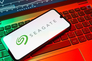 Prag, Çek Cumhuriyeti - 08 18 2025: Klavyede bir cep telefonu Seagate logosunu gösteriyor. Seagate sabit disk ve depolama çözümleri üreten bir şirkettir..