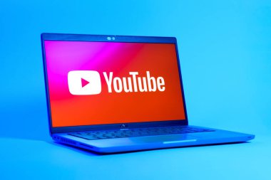 Prag, Çek Cumhuriyeti - 05: 18 2025: Youtube logosunu gösteren bir dizüstü bilgisayarın düşük açılı görüntüsü. Youtube dünya çapında videoları izlemek ve paylaşmak için bir platform.