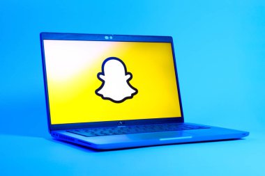 Prag, Çek Cumhuriyeti - 05: 18 2025: Snapchat logosunu gösteren bir dizüstü bilgisayarın düşük açılı görüntüsü. Snapchat fotoğraf, video ve geçici mesajlar göndermek için bir uygulamadır.