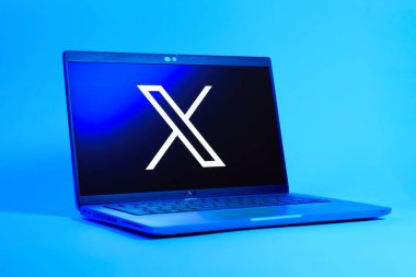 Prag, Çek Cumhuriyeti - 05: 18 2025: X logosunu gösteren bir dizüstü bilgisayarın düşük açılı görüntüsü. X, kısa gönderileri ve güncellemeleri paylaşmak için bir platformdur.