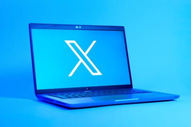 Prag, Çek Cumhuriyeti - 05: 18 2025: X logosunu gösteren bir dizüstü bilgisayarın düşük açılı görüntüsü. X, kısa gönderileri ve güncellemeleri paylaşmak için bir platformdur.