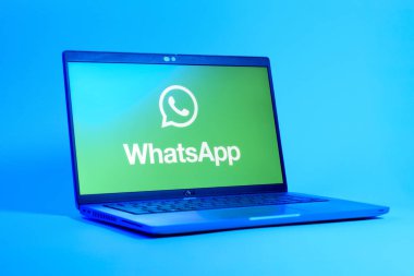 Prag, Çek Cumhuriyeti - 05: 18 2025: WhatsApp logosunu gösteren bir dizüstü bilgisayarın düşük açılı görüntüsü. WhatsApp mesaj, çağrı ve medya göndermek için bir uygulamadır.