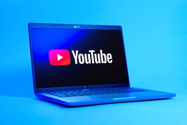 Prag, Çek Cumhuriyeti - 05: 18 2025: Youtube logosunu gösteren bir dizüstü bilgisayarın düşük açılı görüntüsü. Youtube dünya çapında videoları izlemek ve paylaşmak için bir platform.