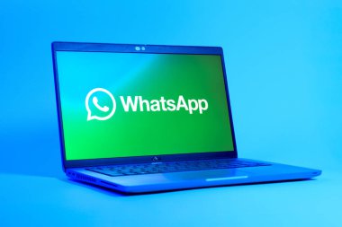 Prag, Çek Cumhuriyeti - 05: 18 2025: WhatsApp logosunu gösteren bir dizüstü bilgisayarın düşük açılı görüntüsü. WhatsApp mesaj, çağrı ve medya göndermek için bir uygulamadır.