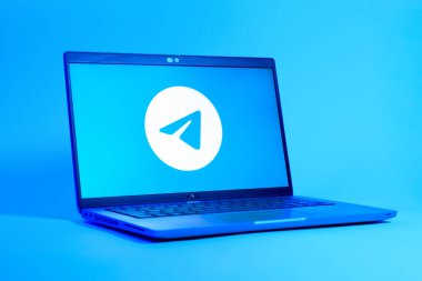 Prag, Çek Cumhuriyeti - 05: 18 2025: Telegram logosunu gösteren bir dizüstü bilgisayarın düşük açılı görüntüsü. Telgraf hızlı ve güvenli iletiler için bir uygulamadır.