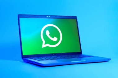 Prag, Çek Cumhuriyeti - 05: 18 2025: WhatsApp logosunu gösteren bir dizüstü bilgisayarın düşük açılı görüntüsü. WhatsApp mesaj, çağrı ve medya göndermek için bir uygulamadır.