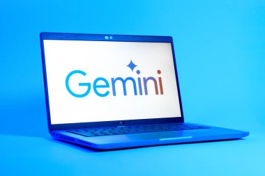 Prag, Çek Cumhuriyeti - 05: 18 2025: Gemini logosunu gösteren dizüstü bilgisayarın düşük açılı görüntüsü. Gemini kripto para ticareti ve yönetimi için bir platformdur..