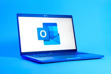 Prag, Çek Cumhuriyeti - 05: 18 2025: Outlook logosunu gösteren bir dizüstü bilgisayarın düşük açılı görüntüsü. Outlook iletileri göndermek ve yönetmek için bir e- posta platformudur.