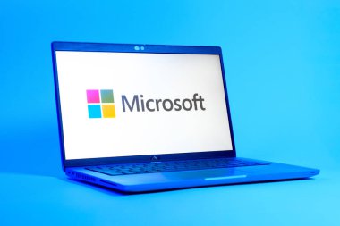 Prag, Çek Cumhuriyeti - 05: 18 2025: Microsoft logosunu gösteren bir dizüstü bilgisayarın düşük açılı görüntüsü. Microsoft yazılım, donanım ve hizmet sunan bir teknoloji şirketidir..