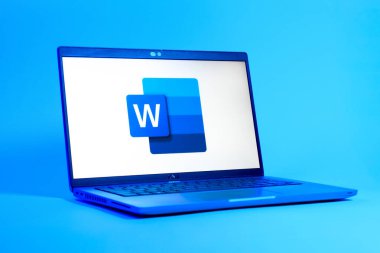 Prag, Çek Cumhuriyeti - 05: 18 2025: Word logosunu gösteren bir dizüstü bilgisayarın düşük açılı görüntüsü. Word belge yaratmak ve düzenlemek için bir yazılımdır..