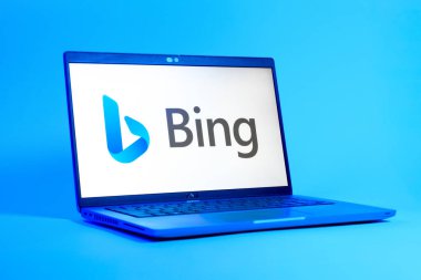 Prag, Çek Cumhuriyeti - 05: 18 2025: Bing logosunu gösteren dizüstü bilgisayarın düşük açılı görüntüsü. Bing çevrimiçi bilgi bulmak için bir arama motorudur.